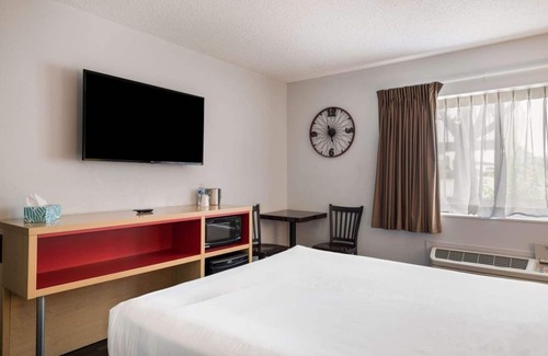 Ontario Hotel | Trip to Oregon On The Budget! Indoor Pool, Pets Allowed, Free Breakfast
