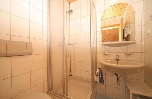 Haus im Ennstal Bed & Breakfast | Triple room with bath, WC - B&B - Golf- und Skipension Krug