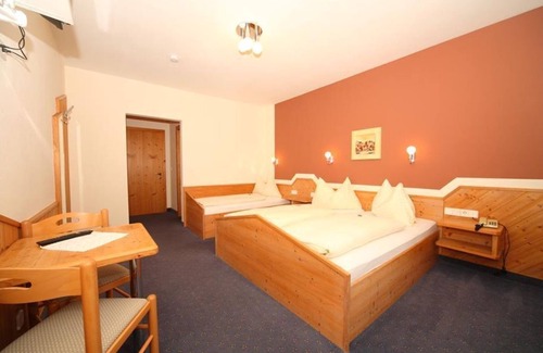 Haus im Ennstal Bed & Breakfast | Triple room with bath, WC - B&B - Golf- und Skipension Krug