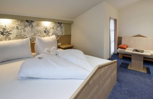 Haus im Ennstal Bed & Breakfast | Triple room with bath, WC - B&B - Golf- und Skipension Krug