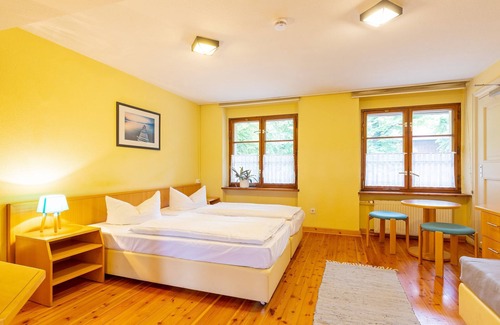 Cottbus Cottage | Triple room with shared bathroom 2 - Youth guest house
