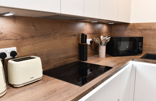 Troon Apartment | Troon Portland Apt A