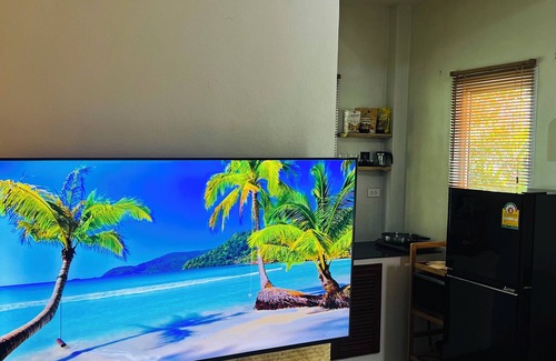 Ko Pha-ngan House | Tropical Bohemian House- 1 king bed , 1 queen air-mattress! 2 min from the beach