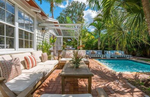 Flamingo Parks Villa | Tropical Estate w/Guesthouse & Pool. Sleeps 8!