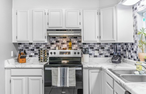 Fort Walton Beach House | Tropical Family Getaway! Fun, Firepit, Games, Grill & Beach. Sleeps 10!