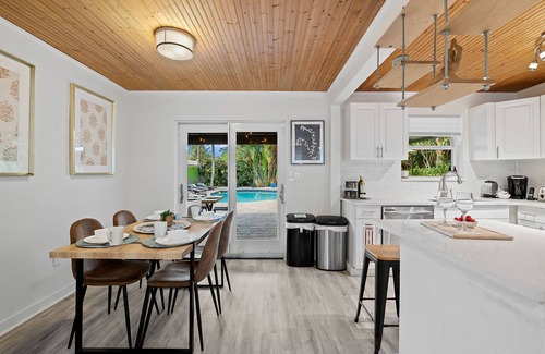 Riverside Park House | Tropical Family Home w/heated pool - PARROT.life