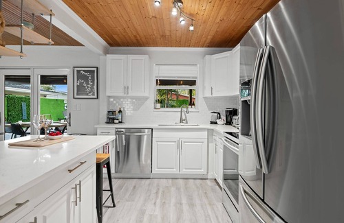 Riverside Park House | Tropical Family Home w/heated pool - PARROT.life