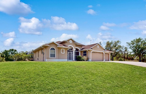 North Port House | Tropical home with in ground pool and large private backyard
