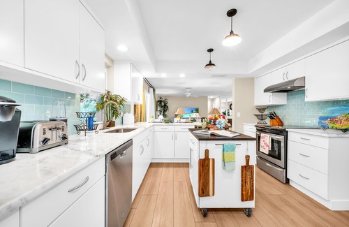 Palm Beach Gardens House | Tropical Mango Bungalow | Pool + Close to Beach!