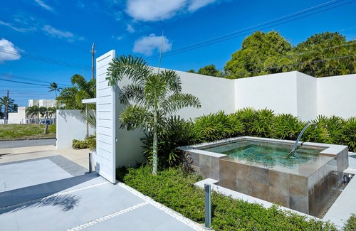 Porters House | Tropical Oasis Near Beach with Pool - Footprints North