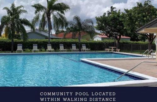 Sunset House | Tropical Oasis home w Community Pool great area