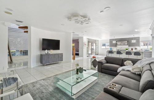 Miami Lakes House | Tropical Pool Paradise x 6-BD 4-BA Luxury Living