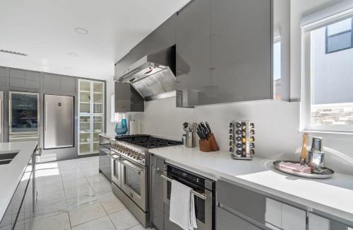 Miami Lakes House | Tropical Pool Paradise x 6-BD 4-BA Luxury Living