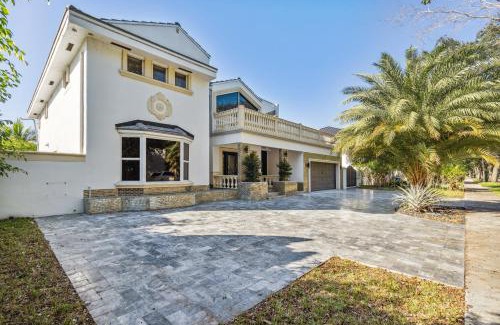 Miami Lakes House | Tropical Pool Paradise x 6-BD 4-BA Luxury Living