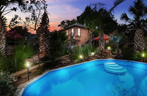 Oak Cliff House | Tropical Sunset Bungalow with Hot Tub & Pool near Bishop Arts District.