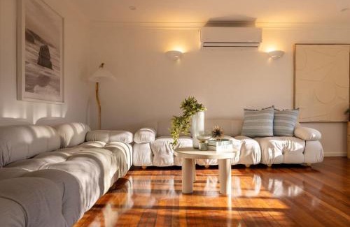 Sunnybank House | Tropical Tranquility Spacious Family Leafy Oasis
