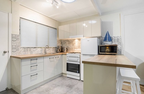 Palm Cove Apartment | Tropical Unit with Private Fenced Garden Close to The Beach 4
