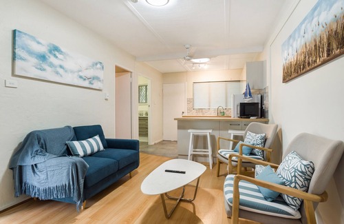 Palm Cove Apartment | Tropical Unit with Private Fenced Garden Close to The Beach 4