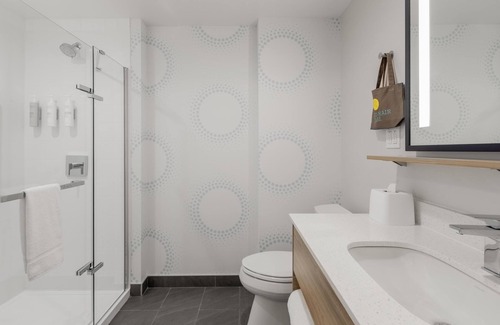 Gay Village Hotel | Tru by Hilton Montreal centre-ville