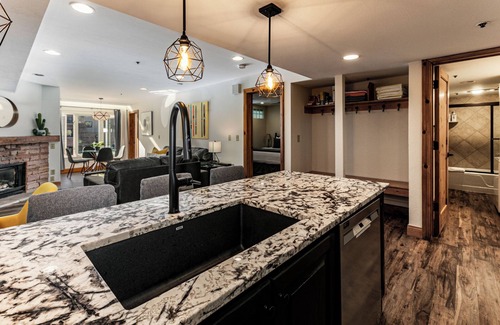 North Park City Condo | True Ski in Ski Out Rare slopeside at 5 lifts Pool/Spa/Gym/WD/Parking Near Main!