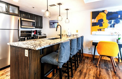 North Park City Condo | True Ski in Ski Out Rare slopeside at 5 lifts Pool/Spa/Gym/WD/Parking Near Main!