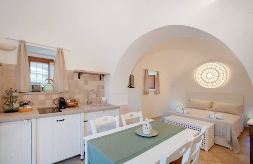 Castellana Grotte House | Trullo 'Relais' with Shared Terrace, Wi-Fi and Air Conditioning