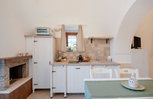 Castellana Grotte House | Trullo 'Relais' with Shared Terrace, Wi-Fi and Air Conditioning