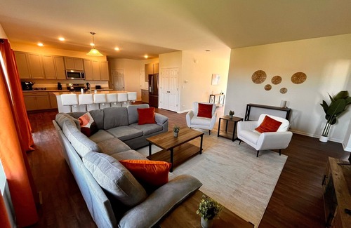 McHenry House | Trust: 3BR - 2 BT Spacious House w/Boho Aesthetic