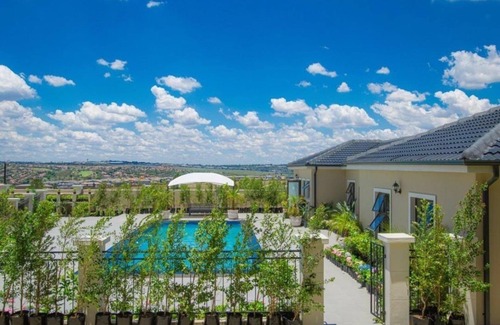 Greater Johannesburg Metropolitan Area Apartment | TruVela Stays — a modern 1-bedroom apartment with a pool, Wi-Fi, full kitchen