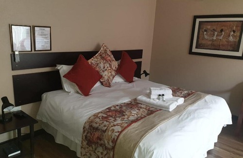 Langenhoven Park Bed & Breakfast | Tsessebe Guesthouse