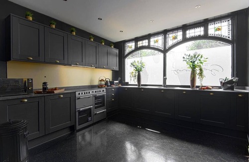 Chester Apartment | Tudor Gathering Hot Tub Chester City Sleeps 30