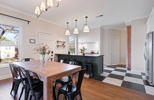Austin Ave. House | Tudor on Austin Ave - HOT TUB - 5 mins to Silos & McLane Stadium