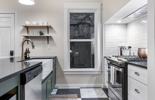 Austin Ave. House | Tudor on Austin Ave - HOT TUB - 5 mins to Silos & McLane Stadium