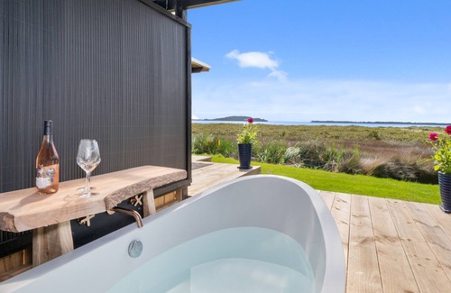 Tanners Point Cabin | Tui Moana Lodge Island view with outdoor bath