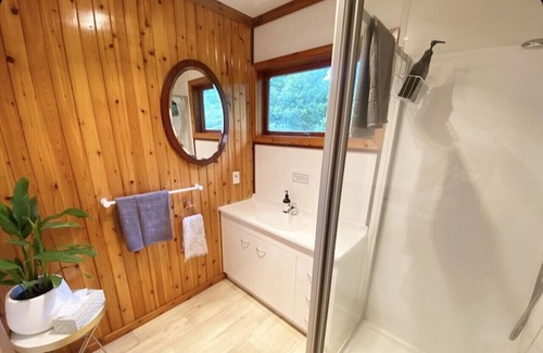 Birkenhead Cabin | Tui Treehouse 6 - Kauri Forrest Treetops