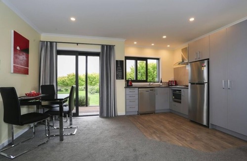 Haumoana Cottage | Tuki Tuki Cottages.Syrah Cottage