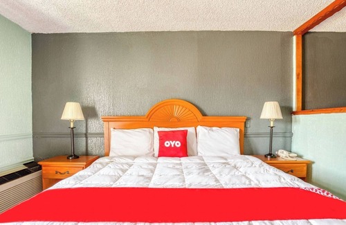 South Tulsa Hotel | Tulsa King Bed Stay Ideal for Exploring Local Parks, Trails & Landmarks