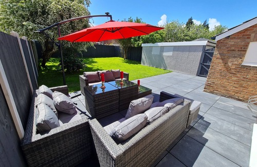 Bournemouth Villa | Turay Villa with Hot Tub