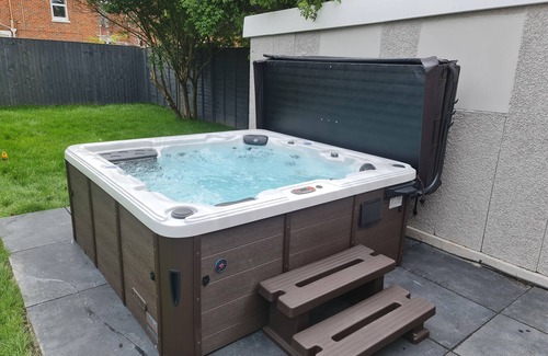 Bournemouth Villa | Turay Villa with Hot Tub