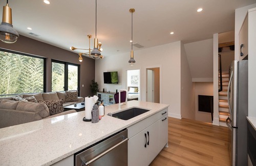 Wilmington House | Turf ROOFTOP + Sleeps Up to 16 If Renting Multiple Units! Unit B