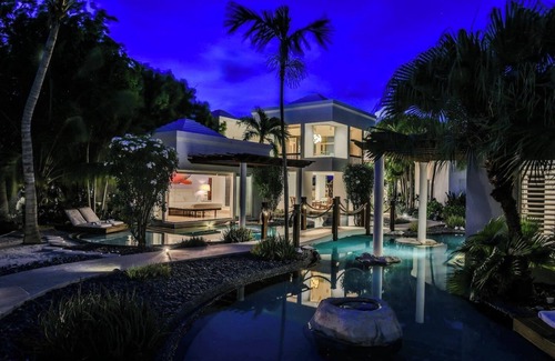 Providenciales Villa | Turtle Breeze - Fully Staffed Oceanfront Villa with Private Chef
