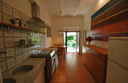 Montorsaio Apartment | Tuscan farmhouse between nature and contemporary art