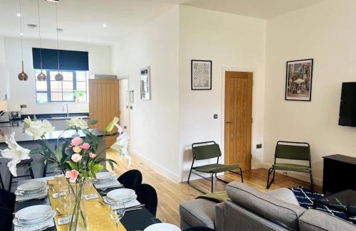 Birmingham City Centre House | Twilight House -Wyndale Living- B'ham JQ Townhouse