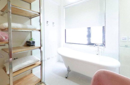 Neihu Villa | Twin bedroom with balcony