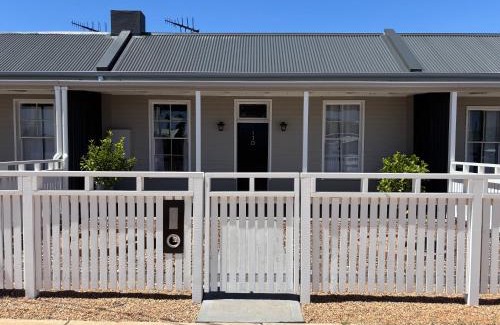 Broken Hill House | Twin Queen Room CBD Apartments