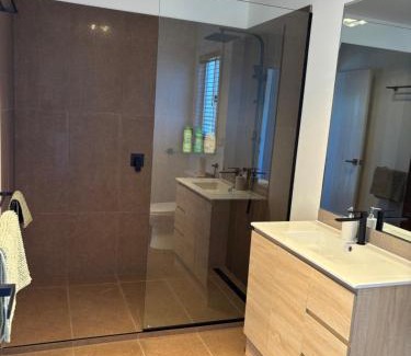 Broken Hill House | Twin Queen Room CBD Apartments