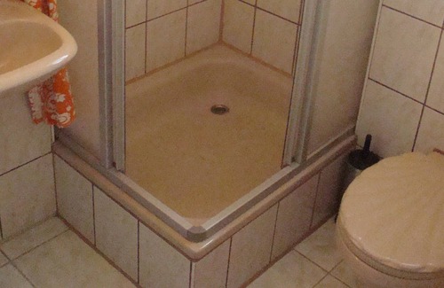 Neuruppin Apartment | Twin room (20 sqm) with shared shower and toilet