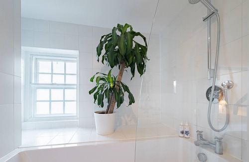 Hurstbourne Tarrant House | Twin Room Premium En Suite with Bath