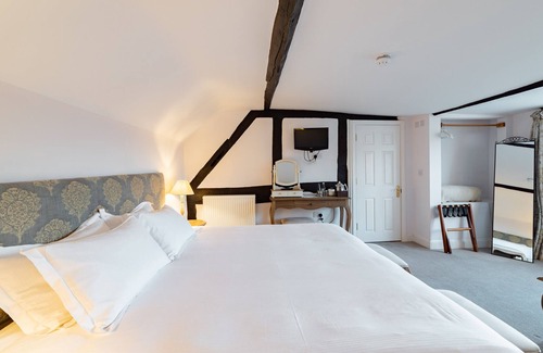 Hurstbourne Tarrant House | Twin Room Premium En Suite with Bath