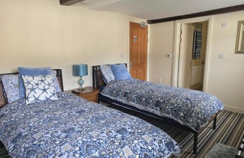 Llanidloes Bed & Breakfast | Twin Room - The Unicorn Hotel